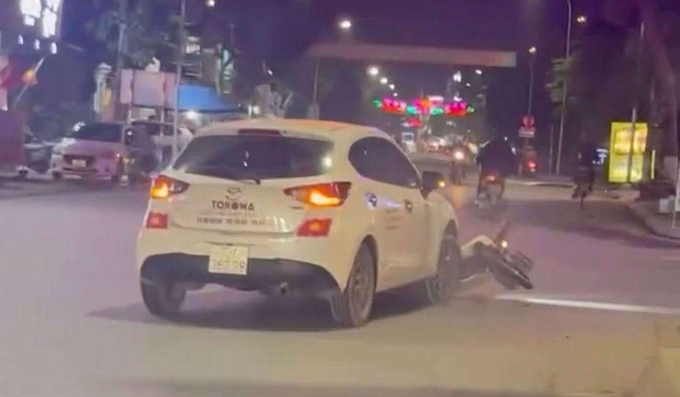 Hình ảnh ô tô kéo lê xe máy. Ảnh cắt từ clip Hình ảnh ô tô kéo lê xe máy. Ảnh cắt từ clip