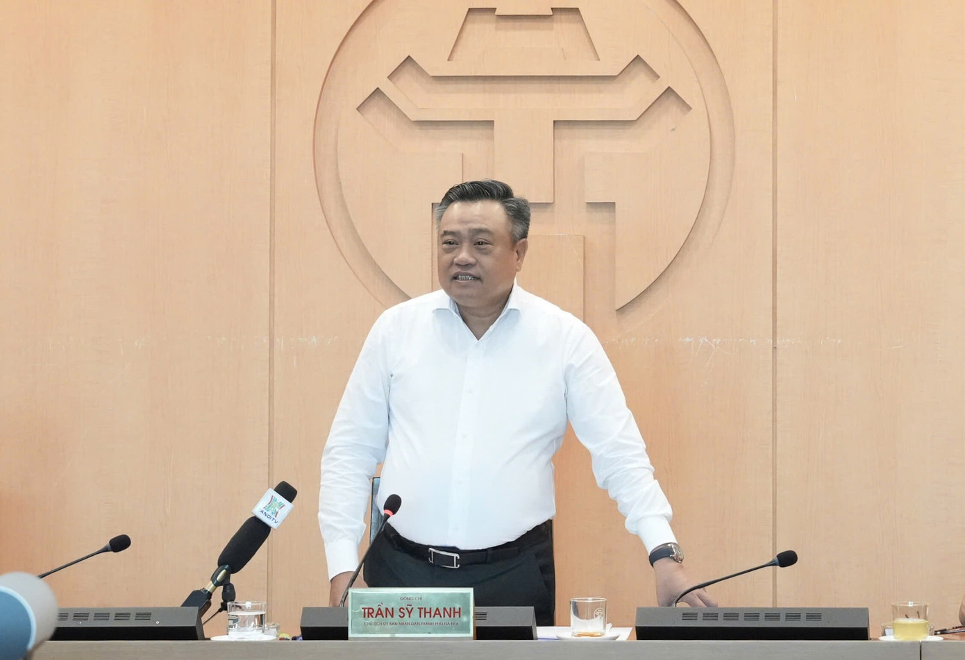 Chủ tịch UBND thành phố Trần Sỹ Thanh phát biểu tại cuộc họp. Ảnh: Đình Hiệp