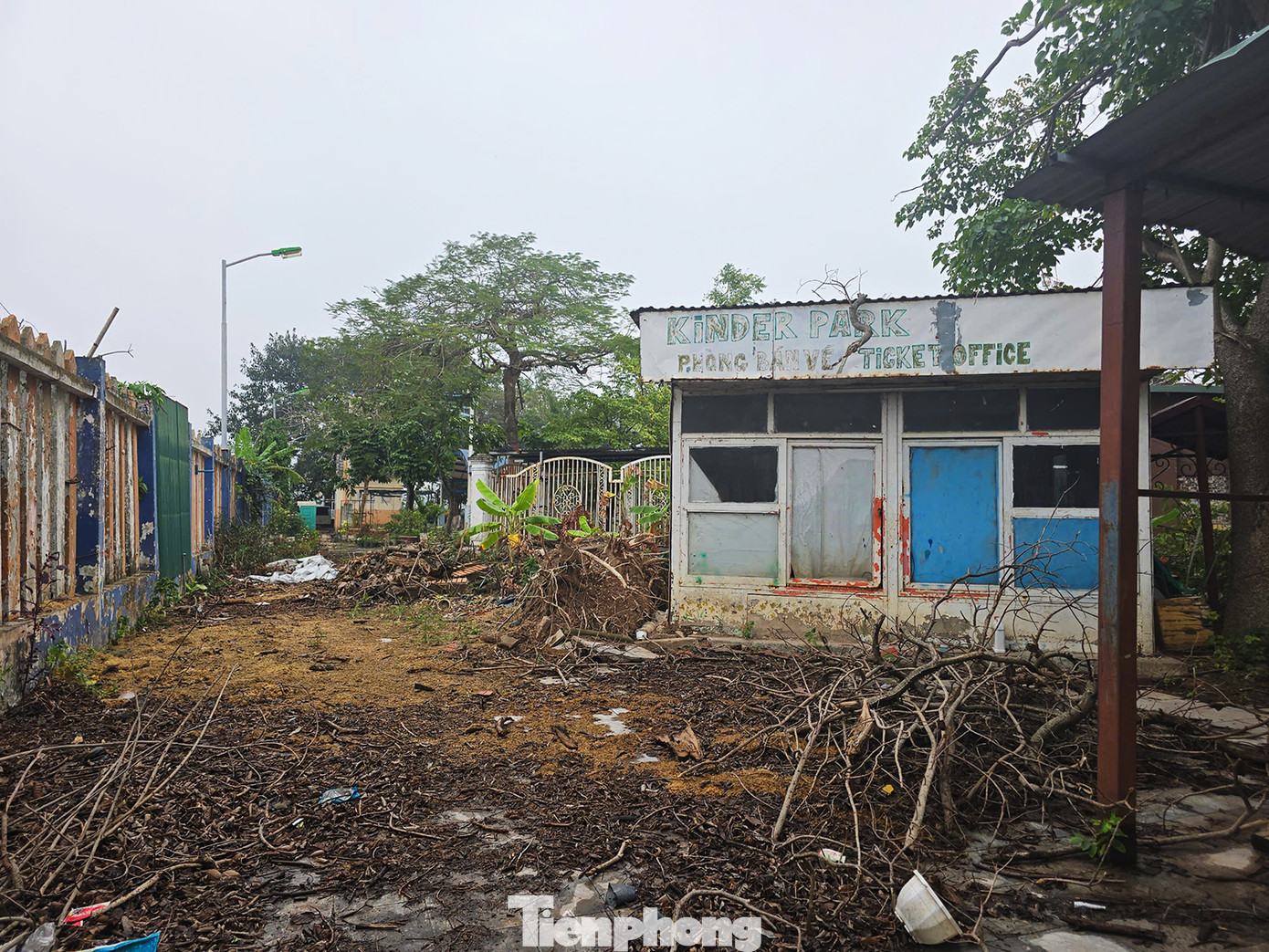 Thế nhưng một công viên tọa lạc tại vị trí đắc địa lại bị chuyển đổi làm sân thể thao sẽ tạo nên bức xúc cho cộng đồng. Thế nhưng một công viên tọa lạc tại vị trí đắc địa lại bị chuyển đổi làm sân thể thao sẽ tạo nên bức xúc cho cộng đồng.