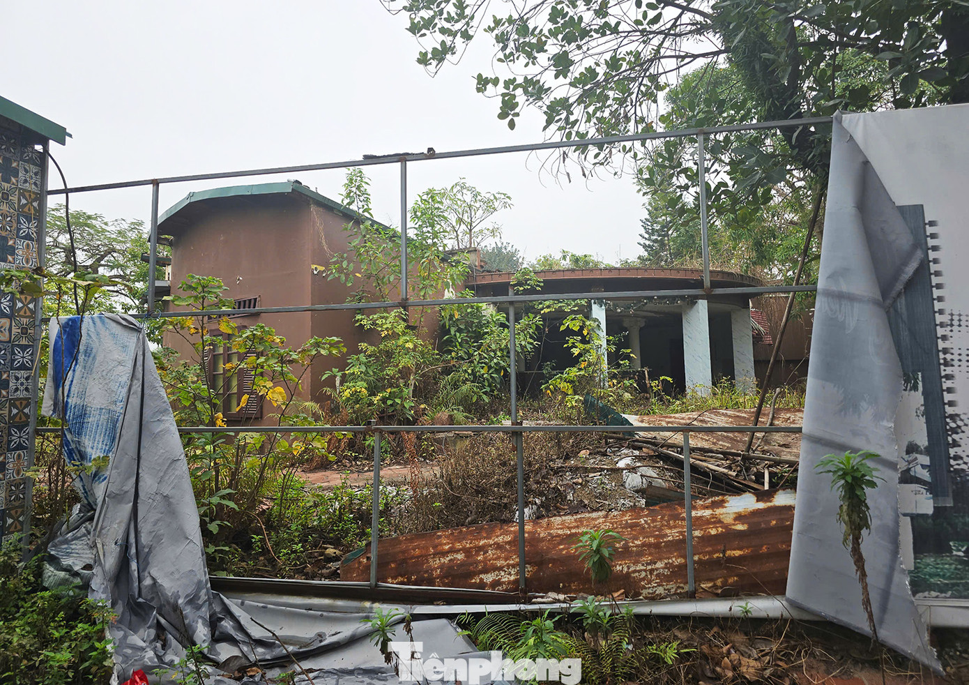 Sau khi vòng quay mặt trời không hoạt động, cả công viên cũng bắt đầu dừng hoạt động. Sau khi vòng quay mặt trời không hoạt động, cả công viên cũng bắt đầu dừng hoạt động.