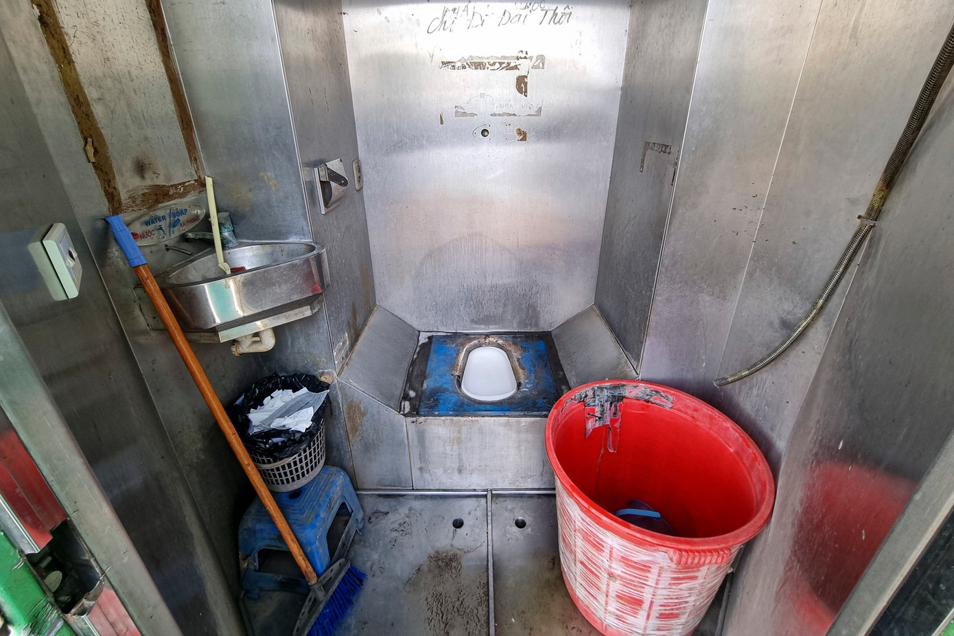 Nhà vệ sinh công cộng bằng thép mất vệ sinh khiến người dân không thể sử dụng Nhà vệ sinh công cộng bằng thép mất vệ sinh khiến người dân không thể sử dụng