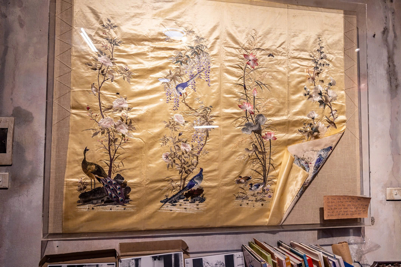 Điểm nhấn của dịp này là bức tranh thêu từ đầu thế kỷ 20 được xuất khẩu sang Pháp Điểm nhấn của dịp này là bức tranh thêu từ đầu thế kỷ 20 được xuất khẩu sang Pháp