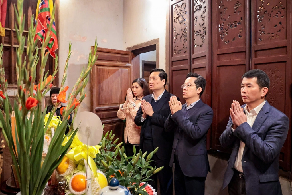 Bí thư Quận uỷ Hoàn Kiếm Vũ Đăng Định, Phó Bí thư Thường trực Quận uỷ Nguyễn Quốc Khánh và Chủ tịch UBND quận Hoàn Kiếm Phạm Tuấn Long dâng hương kỷ niệm 419 năm ngày sinh của Ông tổ nghề thêu Lê Công Hành Bí thư Quận uỷ Hoàn Kiếm Vũ Đăng Định, Phó Bí thư Thường trực Quận uỷ Nguyễn Quốc Khánh và Chủ tịch UBND quận Hoàn Kiếm Phạm Tuấn Long dâng hương kỷ niệm 419 năm ngày sinh của Ông tổ nghề thêu Lê Công Hành