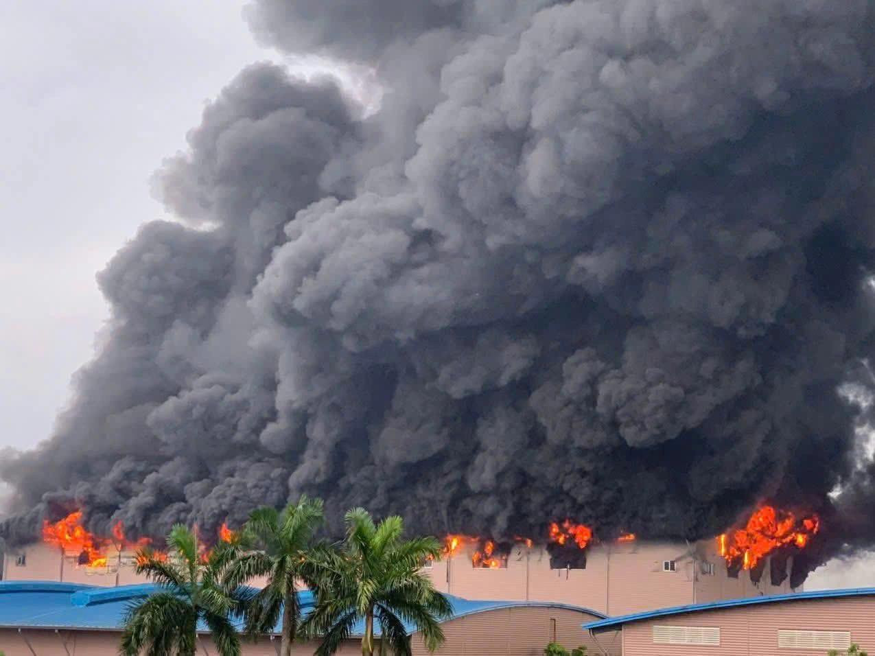 Nhà xưởng cháy rụi, khói đen bốc lên nghi ngút. Ảnh: Vĩnh Phúc