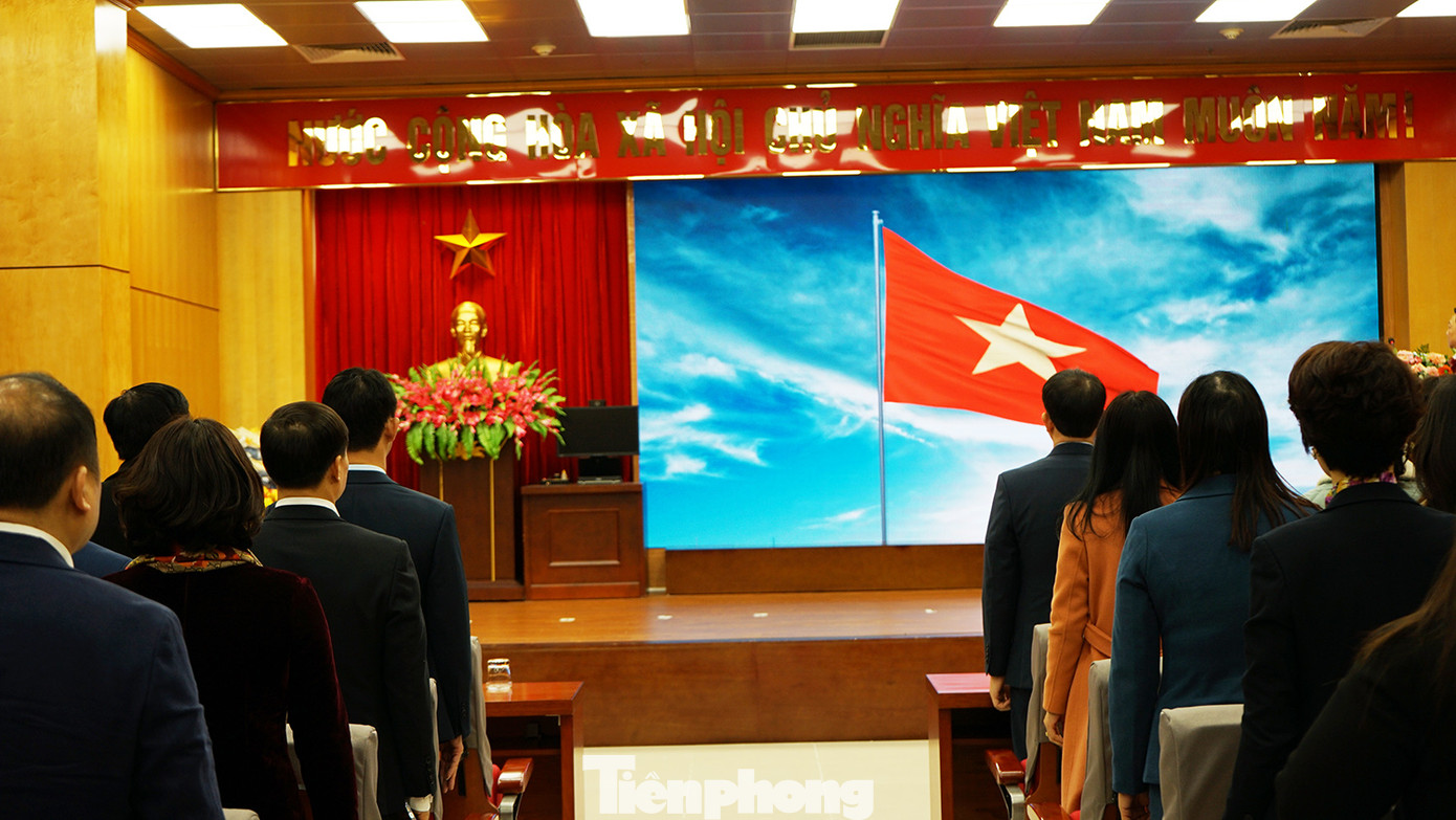 Tại UBND quận Hai Bà Trưng, từ đầu giờ sáng, UBND quận tổ chức lễ chào cờ. Ông Nguyễn Quang Trung, Chủ tịch UBND quận Hai Bà Trưng thay mặt lãnh đạo UBND quận gửi tới toàn thể cán bộ, công chức viên chức người lao động thuộc các phòng ban, đơn vị thuộc UBND quận lời chúc mừng năm mới tốt đẹp.