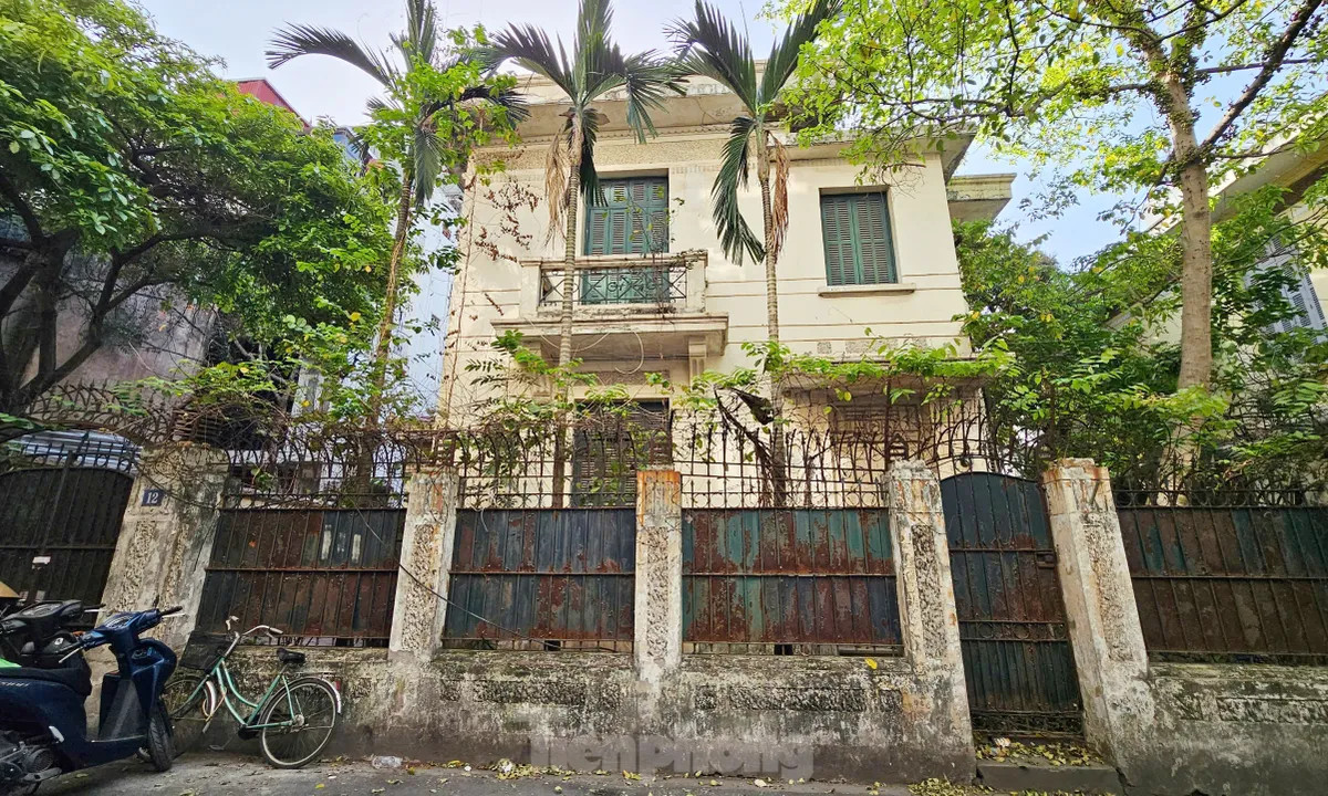 Biệt thự công bỏ hoang tại số 12 Nguyễn Chế Nghĩa