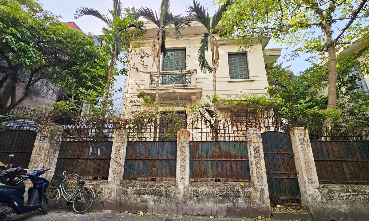 Biệt thự công bỏ hoang tại số 12 Nguyễn Chế Nghĩa Biệt thự công bỏ hoang tại số 12 Nguyễn Chế Nghĩa