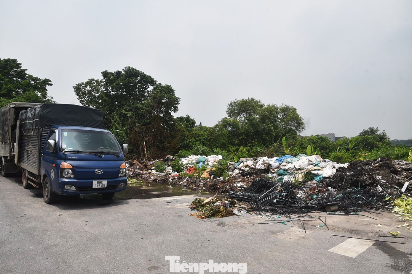 Xung quanh dự án là nơi tập kết rác thải; hàng rào quanh dự án đã đổ gần hết. Theo kế hoạch, Dự án đầu tư xây dựng Điểm thông quan nội địa TP Hà Nội tại xã Cổ Bi, huyện Gia Lâm có tổng mức đầu tư dự kiến trên 2.560 tỷ đồng, dự kiến khởi công vào tháng 1/2012 và đi vào sử dụng tháng 12/2014. Đến tháng 5/2016, một lễ khởi công dự án mới được tổ chức. Tuy nhiên sau lễ khởi công, dự án im lìm không có thêm hoạt động triển khai xây dựng nào. Xung quanh dự án là nơi tập kết rác thải; hàng rào quanh dự án đã đổ gần hết. Theo kế hoạch, Dự án đầu tư xây dựng Điểm thông quan nội địa TP Hà Nội tại xã Cổ Bi, huyện Gia Lâm có tổng mức đầu tư dự kiến trên 2.560 tỷ đồng, dự kiến khởi công vào tháng 1/2012 và đi vào sử dụng tháng 12/2014. Đến tháng 5/2016, một lễ khởi công dự án mới được tổ chức. Tuy nhiên sau lễ khởi công, dự án im lìm không có thêm hoạt động triển khai xây dựng nào.