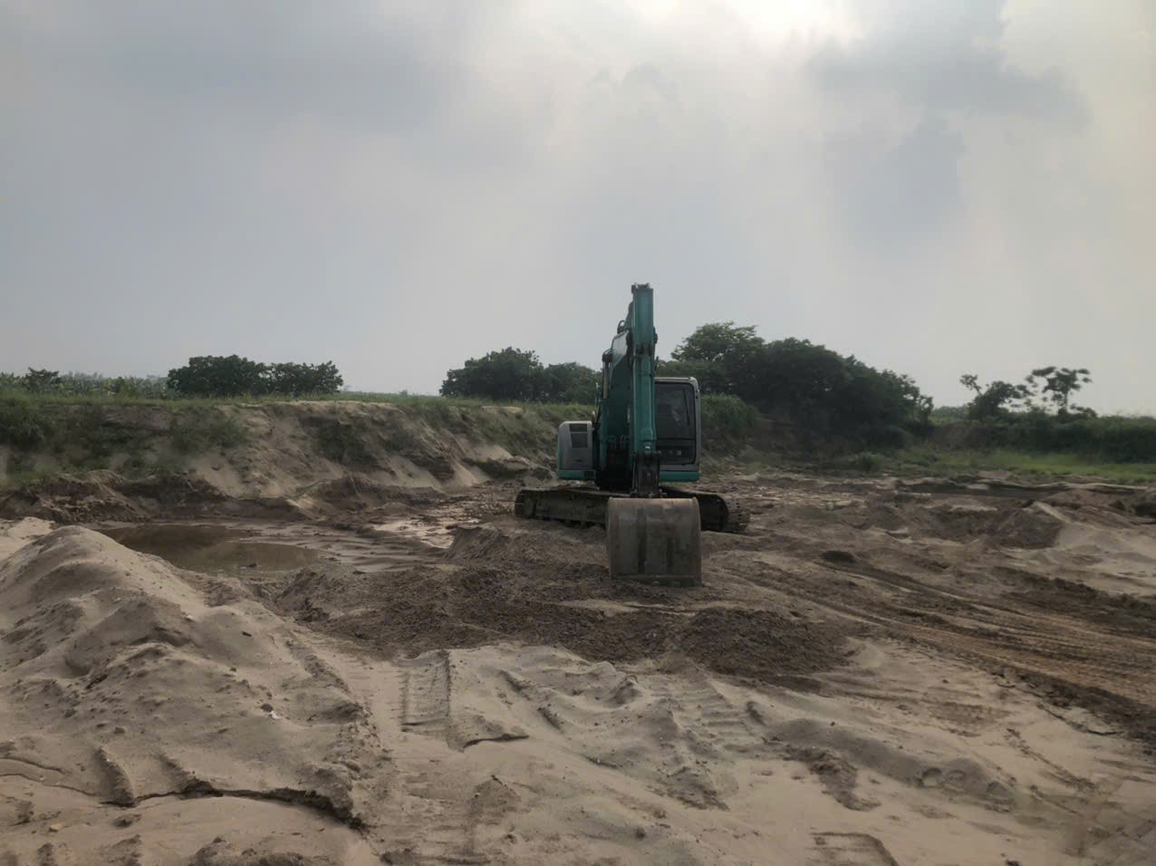 Tháng 8/2024, Phó Chủ tịch UBND TP Hà Nội Nguyễn Trọng Đông đã ký ban hành Văn bản số 2727 về việc tăng cường quản lý, sử dụng đất ven sông làm bãi chứa trung chuyển vật liệu xây dựng trên địa bàn thành phố. Theo đó, lãnh đạo thành phố yêu cầu các sở, ban, ngành, UBND các quận, huyện, thị xã thực hiện nghiêm túc, quyết liệt các chỉ đạo của Chính phủ, Thủ tướng Chính phủ, UBND TP Hà Nội về tăng cường quản lý, sử dụng đất ven sông làm bãi chứa trung chuyển vật liệu xây dựng... Tháng 8/2024, Phó Chủ tịch UBND TP Hà Nội Nguyễn Trọng Đông đã ký ban hành Văn bản số 2727 về việc tăng cường quản lý, sử dụng đất ven sông làm bãi chứa trung chuyển vật liệu xây dựng trên địa bàn thành phố. Theo đó, lãnh đạo thành phố yêu cầu các sở, ban, ngành, UBND các quận, huyện, thị xã thực hiện nghiêm túc, quyết liệt các chỉ đạo của Chính phủ, Thủ tướng Chính phủ, UBND TP Hà Nội về tăng cường quản lý, sử dụng đất ven sông làm bãi chứa trung chuyển vật liệu xây dựng...