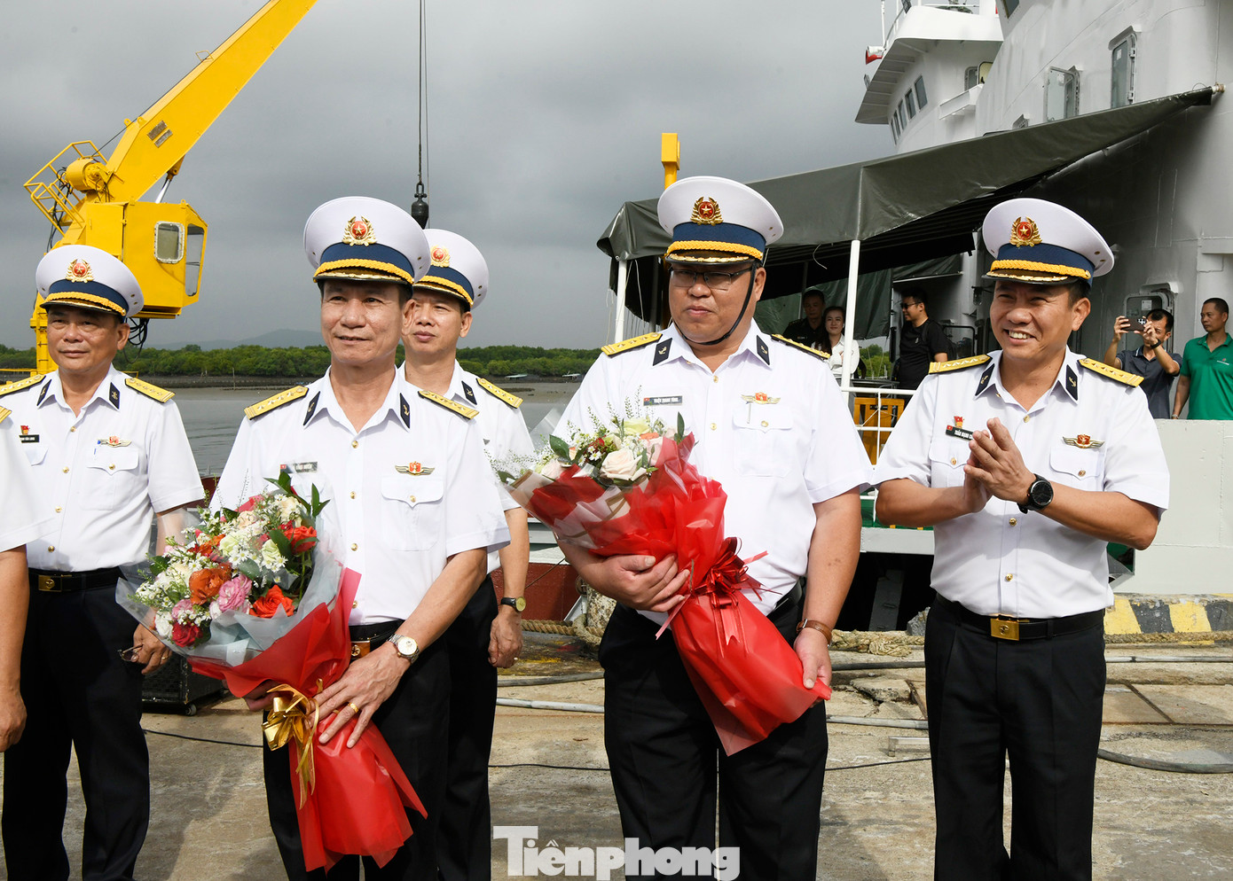 Đại tá Trần Mạnh Chiến, Chính ủy Vùng 2 Hải quân tặng hoa, gửi lời chúc đến đoàn công tác Đại tá Trần Mạnh Chiến, Chính ủy Vùng 2 Hải quân tặng hoa, gửi lời chúc đến đoàn công tác