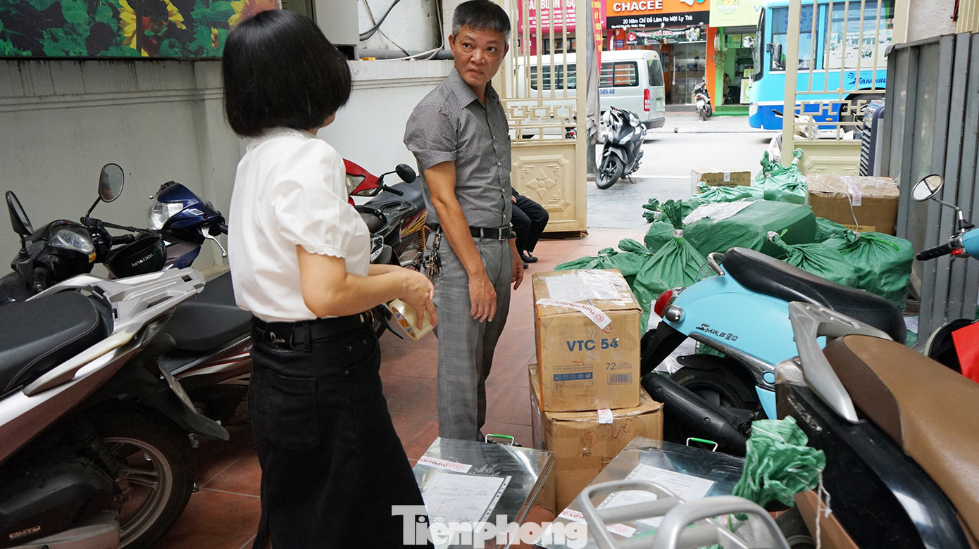 Công chức "một cửa" tại đây cho biết, mọi công việc đều tiến hành bình thường. Các giấy tờ lưu trữ đã được chuyển về UBND quận quản lý.