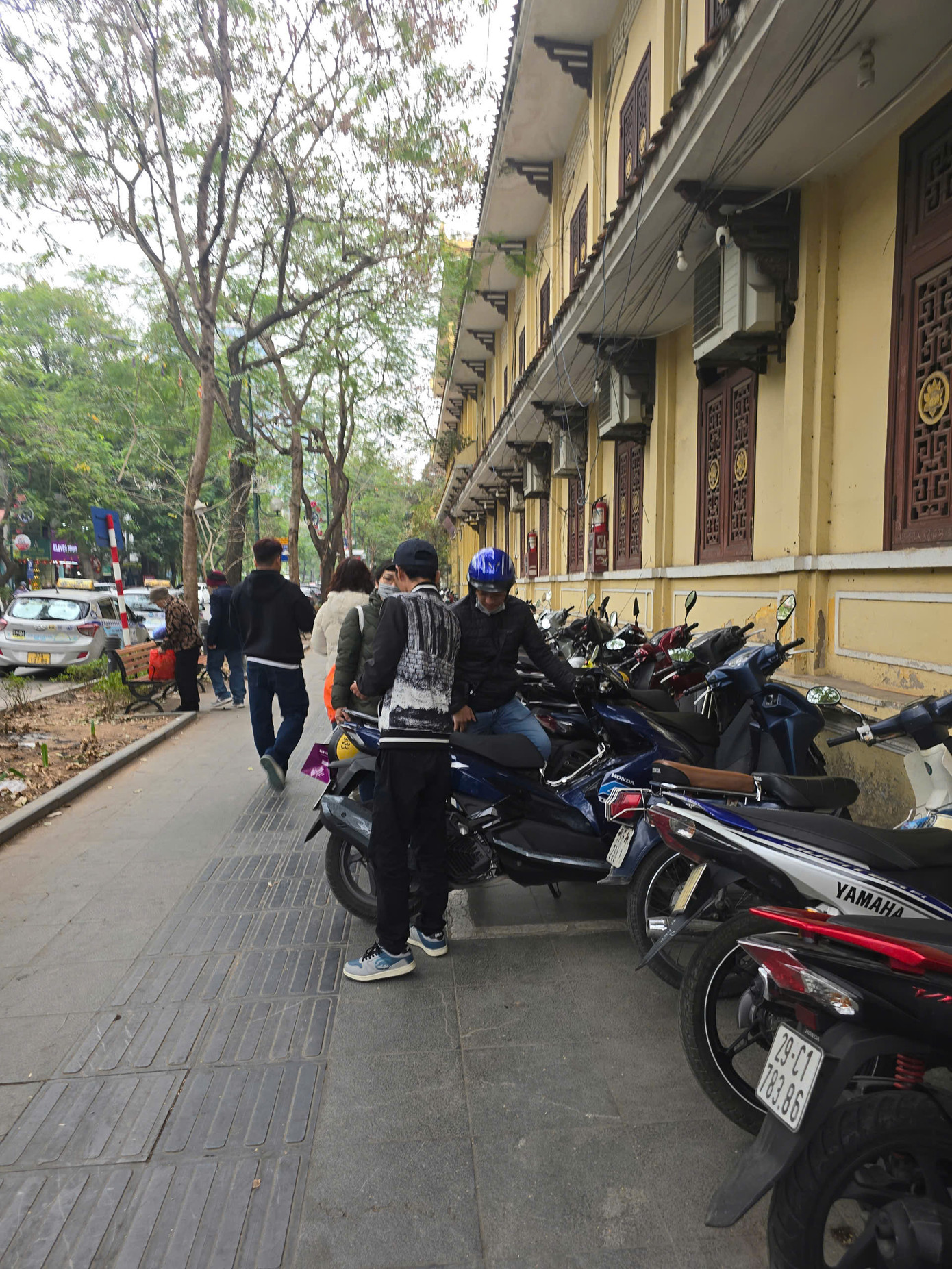 Đáng chú ý, tại một số điểm trông xe tự phát nhức nhối nhiều năm khiến người dân bức xúc đã bị xóa sạch.