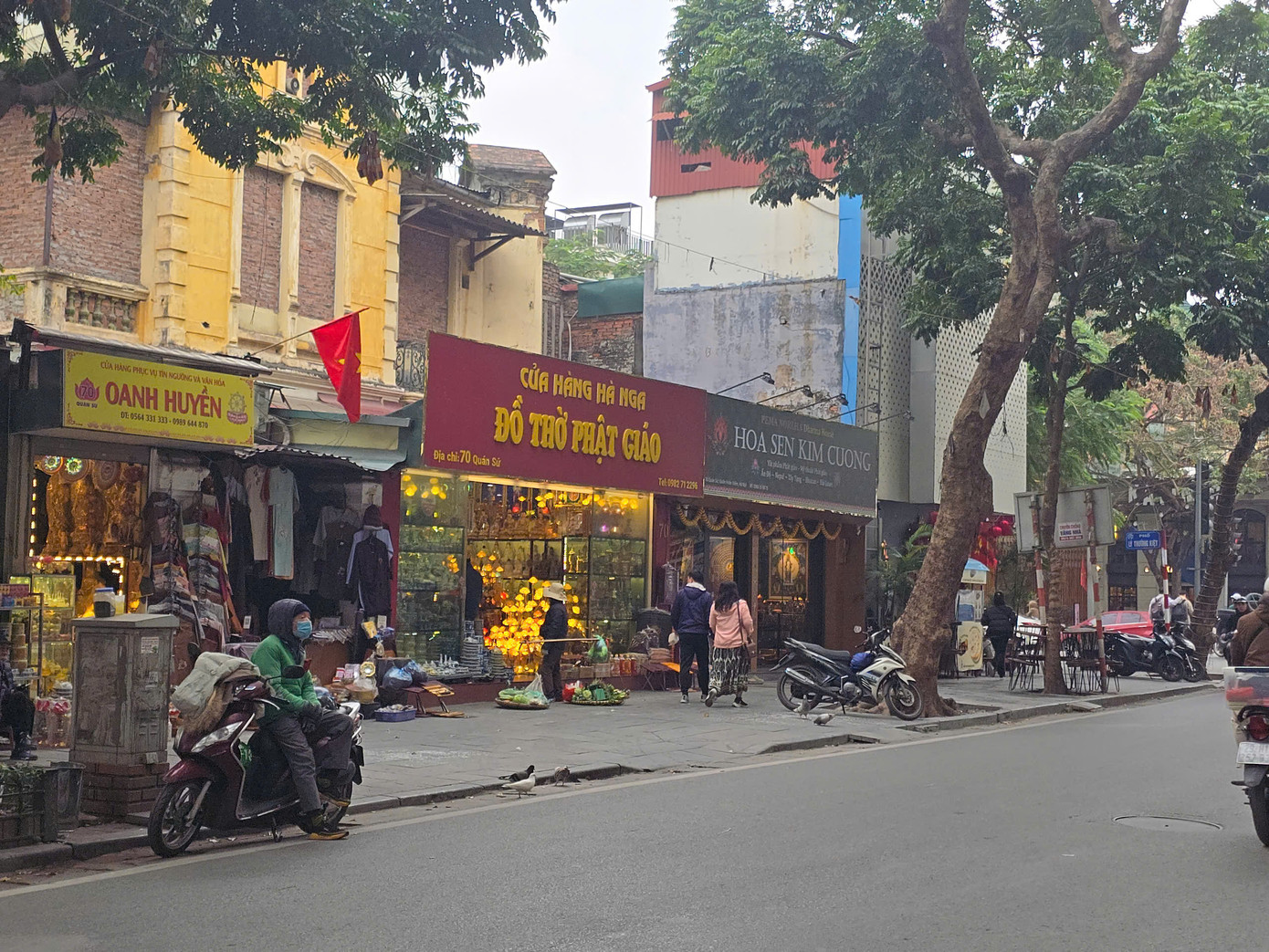 Khu vực thường có bãi trông xe tự phát, năm nay không còn tình trạng trông giữ xe trái phép. Tại chùa Quán Sứ, các điểm trông giữ xe đã áp dụng công nghệ thanh toán phí gửi xe không dùng tiền mặt ETC.