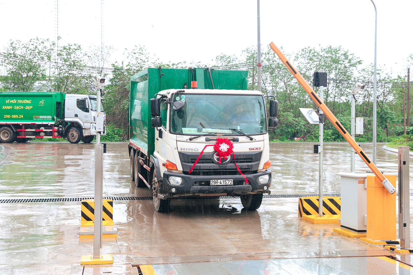 Những xe rác đầu tiên đi vào lò đốt