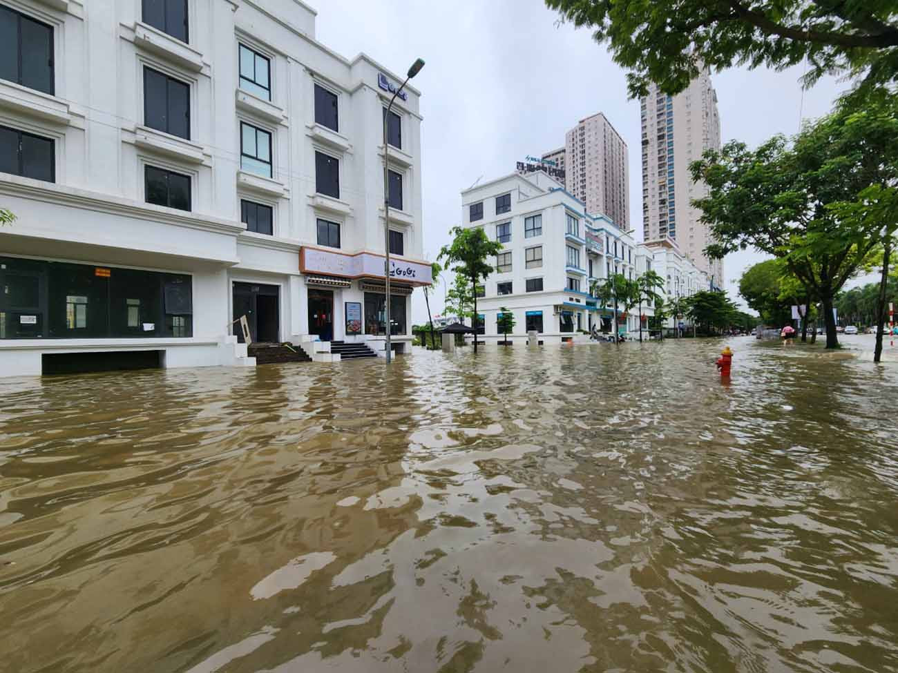 Mỗi lần mưa to, khu đô thị Nam An Khánh thường xuyên ngập trong bể nước. Ảnh: Cao Nguyên
