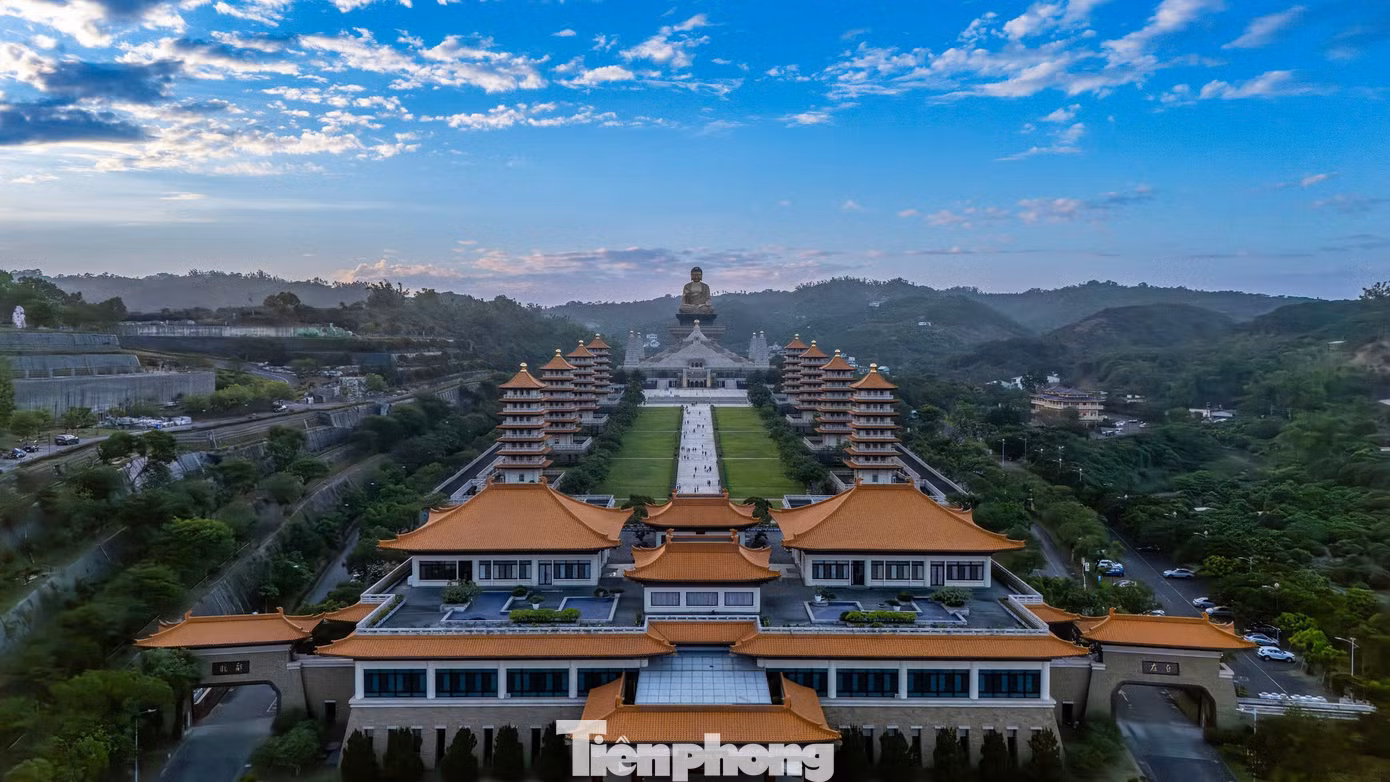 Phật Quang Sơn là địa điểm không thể bỏ lỡ của du khách nước ngoài khi đến thành phố Cao Hùng, Đài Loan (Trung Quốc). Đây là quần thể tâm linh có quy mô đồ sộ và kiến trúc độc đáo.