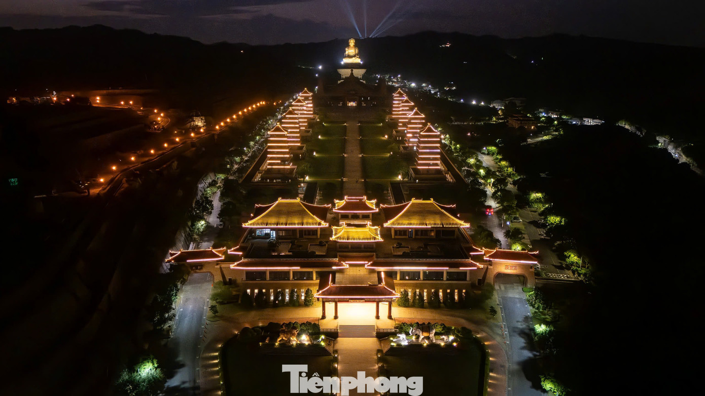 Quang cảnh chùa Phật Quang Sơn vào buổi tối.
