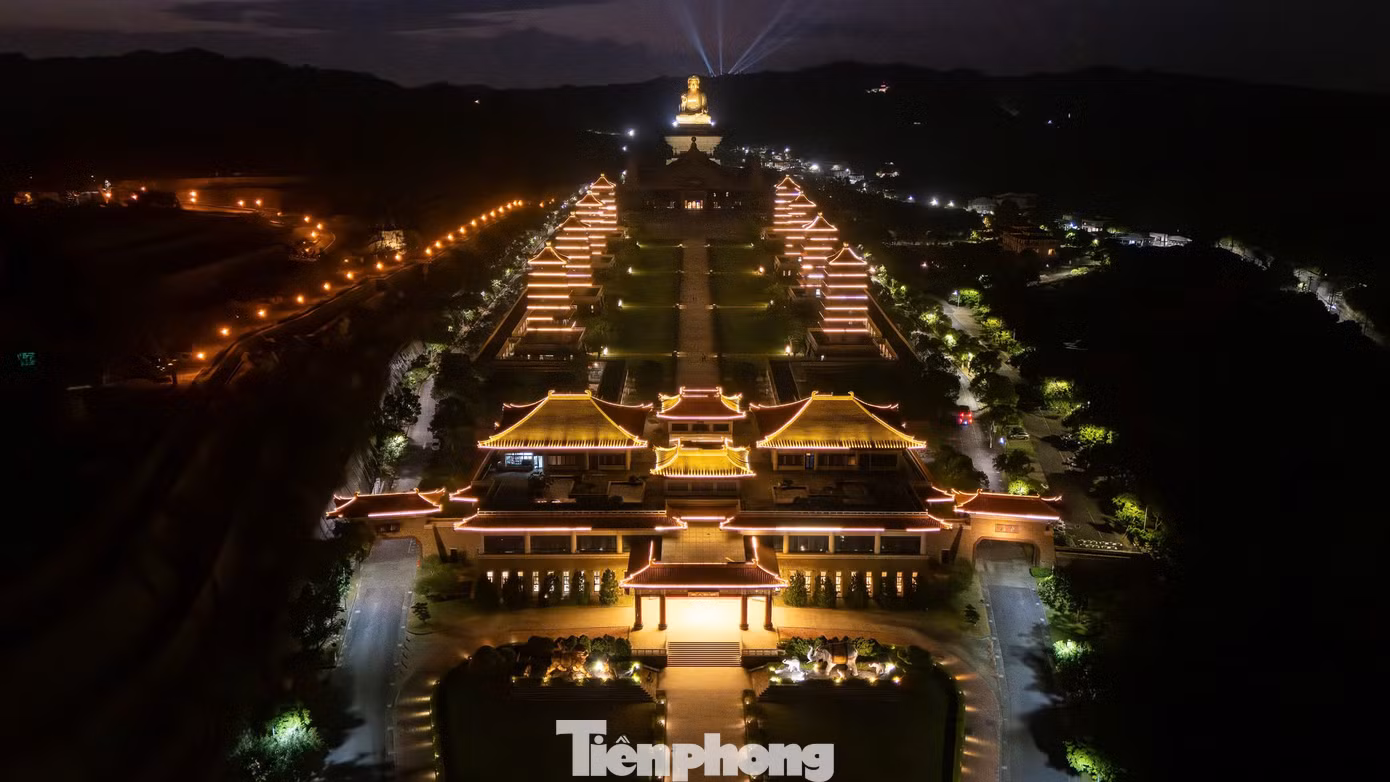 Quang cảnh chùa Phật Quang Sơn vào buổi tối.