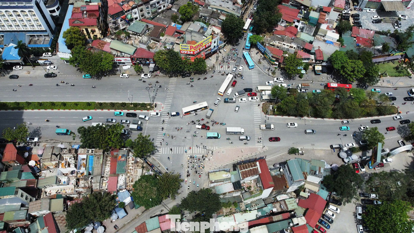 Đối với các cây phải chặt hạ, đại diện BQLDA cho biết, đơn vị đã có khảo sát kỹ, đây đều là những cây không thuộc danh mục cây đô thị và các cây bị cong queo sâu mục, già cỗi. Tổng số cây chặt hạ là 132 cây.