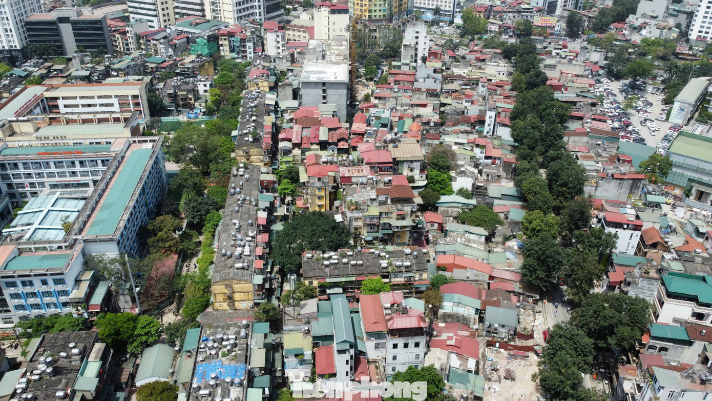 Tuyến đường được Chính phủ phê duyệt vào cuối năm 2017, với tổng mức đầu tư hơn 7.800 tỷ đồng cho đoạn đường 2,2km. Đây được mệnh danh là tuyến đường "đắt nhất hành tinh" do chi phí lớn cho GPMB.