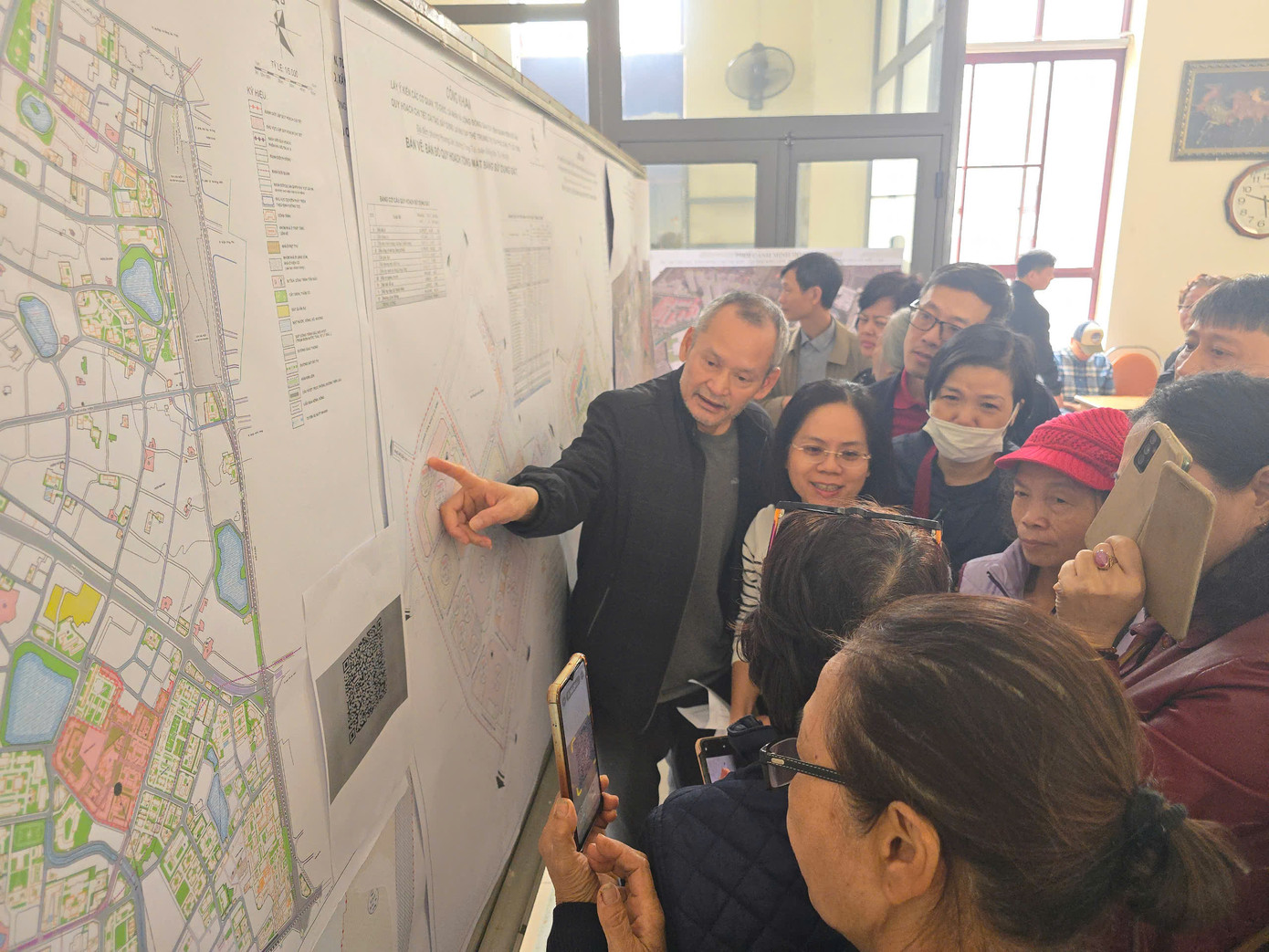 Người dân nghiên cứu quy hoạch được công bố