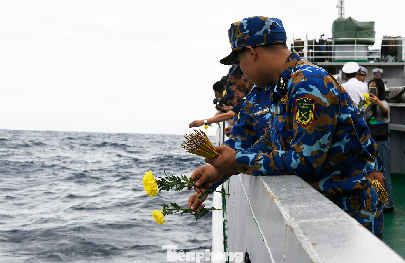 Đại tá Đỗ Hồng Duyên - Phó Chính ủy Vùng 2 Hải quân, cho biết, theo thông lệ cứ mỗi đoàn công tác ra thềm lục địa phía Nam Tổ quốc đều làm lễ tưởng niệm. Đây là hoạt động có nhiều ý nghĩa.