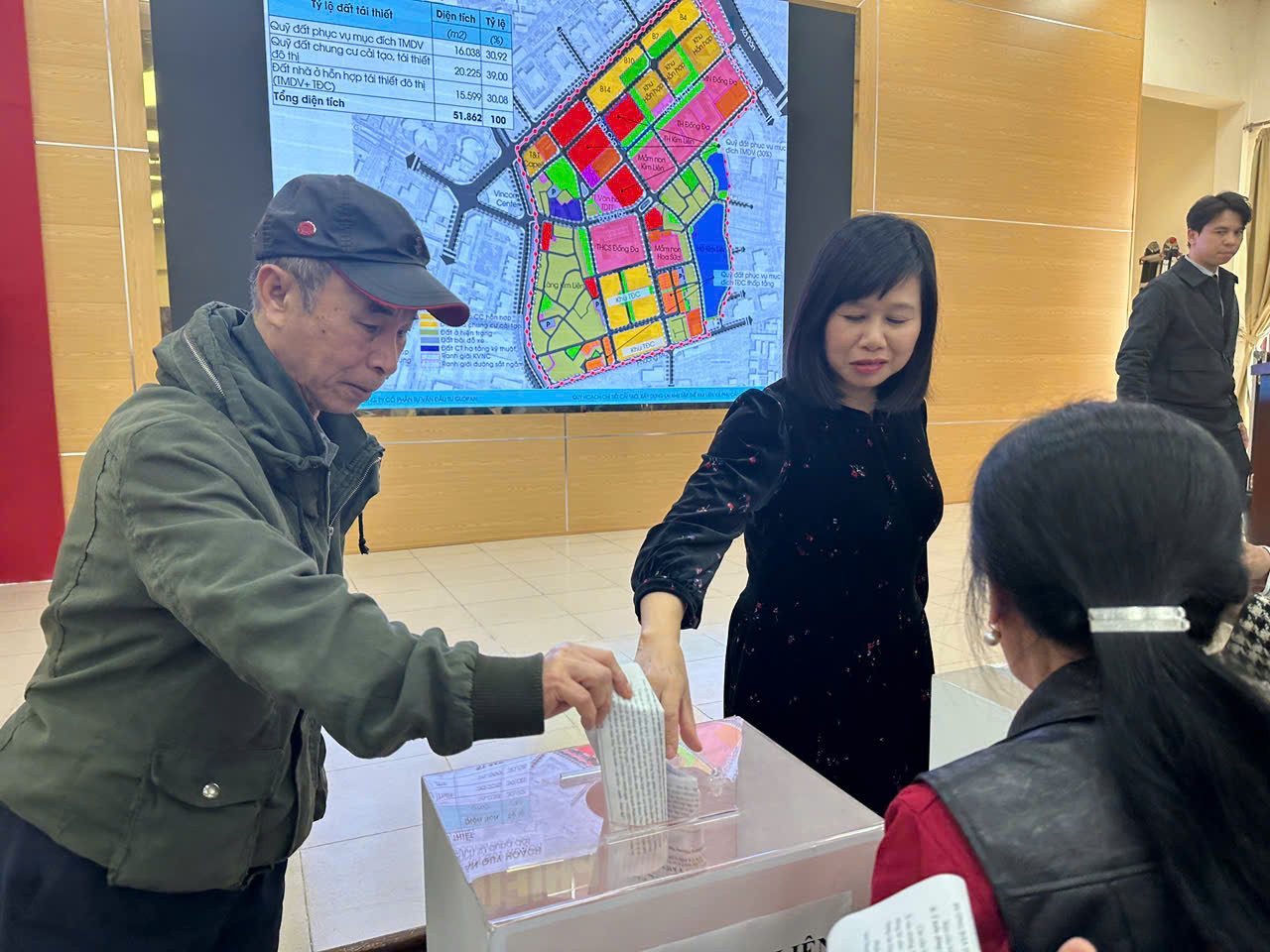 Đại diện các hộ dân bỏ phiếu lấy ý kiến về việc cải tạo khu tập thể Kim Liên