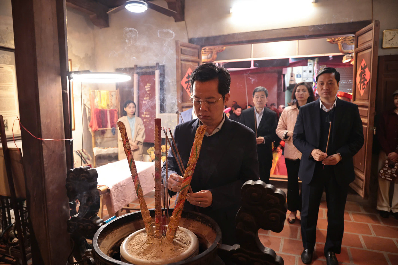 Lãnh đạo quận Hoàn Kiếm dâng hương Ông tổ nghề thêu Lê Công Hành Lãnh đạo quận Hoàn Kiếm dâng hương Ông tổ nghề thêu Lê Công Hành