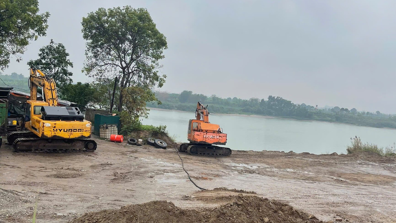 Trong khi đó, năm 2024, UBND huyện Gia Lâm đã ban hành 2 quyết định xử phạt bao gồm: xử phạt vi phạm hành chính về lĩnh vực đất đai và ra quyết định cưỡng chế buộc thực hiện biện pháp khắc phục hậu quả đối với ông Khổng Trường Giang tại thôn Đồng Viên, xã Phù Đổng. Trong khi đó, năm 2024, UBND huyện Gia Lâm đã ban hành 2 quyết định xử phạt bao gồm: xử phạt vi phạm hành chính về lĩnh vực đất đai và ra quyết định cưỡng chế buộc thực hiện biện pháp khắc phục hậu quả đối với ông Khổng Trường Giang tại thôn Đồng Viên, xã Phù Đổng.