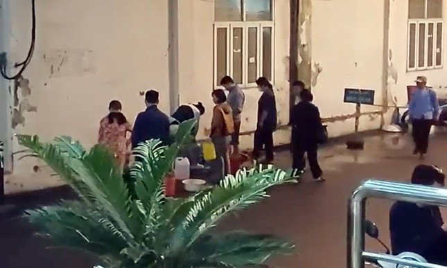 Người dân xếp hàng lấy nước sạch được cấp tạm dưới toà nhà để sử dụng Người dân xếp hàng lấy nước sạch được cấp tạm dưới toà nhà để sử dụng