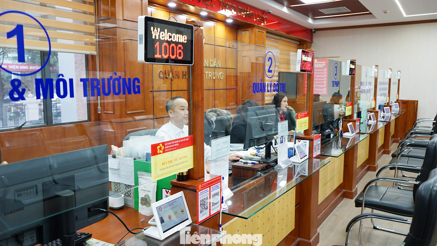 100% cán bộ, công chức bộ phận một cửa quận Hai Bà Trưng có mặt từ sớm, sẵn sàng phục vụ công dân