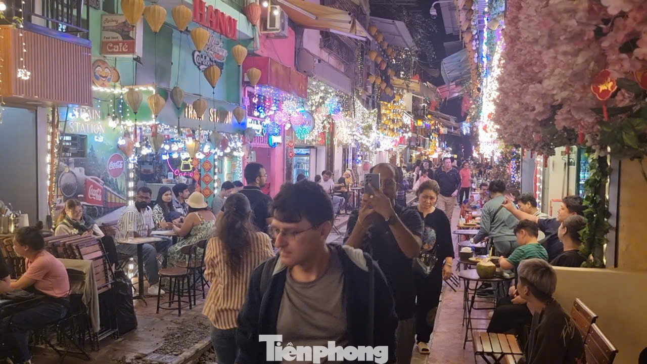 Theo ghi nhận, đa số du khách nước ngoài chia sẻ cảm nhận thú vị khi lần đầu được trải nghiệm uống cà phê khi đoàn tàu đi qua