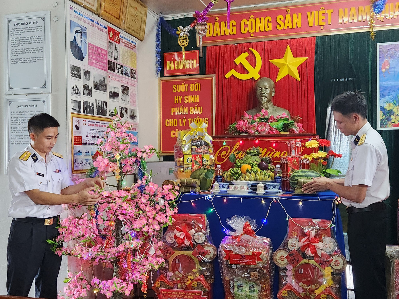 Các chiến sĩ nhà giàn DK1/10 trang trí cây đào, cây mai, gói bánh chưng đón Tết. Nhắn nhủ lời chúc Tết thông qua đoàn công tác, Đại úy Phạm Đức Thắng, Chỉ huy trưởng Nhà giàn DK1/10 nói: "Nhân dịp năm mới, xin gửi tới đất liền, gia đình lời chúc thịnh vượng, bình an, hạnh phúc. Nơi đây, chúng tôi xin hứa quyết tâm vượt mọi khó khăn, vững niềm tin, chắc tay súng, giữ vững chủ quyền biển, đảo thiêng liêng của Tổ quốc”.