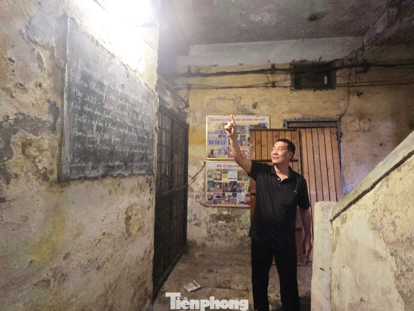 Đối diện chung cư N3 Nguyễn Công Trứ là 2 nhà chung cư cũ xuống cấp là nhà B1, B2. Trên tầng 3, tầng 4, rễ cây mọc xuyên qua lớp tường. Mỗi khi mưa, nước dột từ tầng 4 xuống nhà tầng 3. Đối diện chung cư N3 Nguyễn Công Trứ là 2 nhà chung cư cũ xuống cấp là nhà B1, B2. Trên tầng 3, tầng 4, rễ cây mọc xuyên qua lớp tường. Mỗi khi mưa, nước dột từ tầng 4 xuống nhà tầng 3.