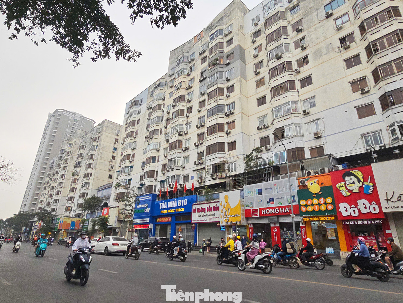 Một dự án cải tạo chung cư khác đã hoàn thành là dự án cải tạo tòa B7, B10 Khu tập thể Kim Liên, quận Đống Đa. Những tòa nhà này được xây dựng từ những năm 60, được xếp vào loại nguy hiểm. Đến nay, 2 tòa chung cư cũ đã được phá bỏ, xây mới chung cư 11 tầng trên nền đất cũ. Một dự án cải tạo chung cư khác đã hoàn thành là dự án cải tạo tòa B7, B10 Khu tập thể Kim Liên, quận Đống Đa. Những tòa nhà này được xây dựng từ những năm 60, được xếp vào loại nguy hiểm. Đến nay, 2 tòa chung cư cũ đã được phá bỏ, xây mới chung cư 11 tầng trên nền đất cũ.