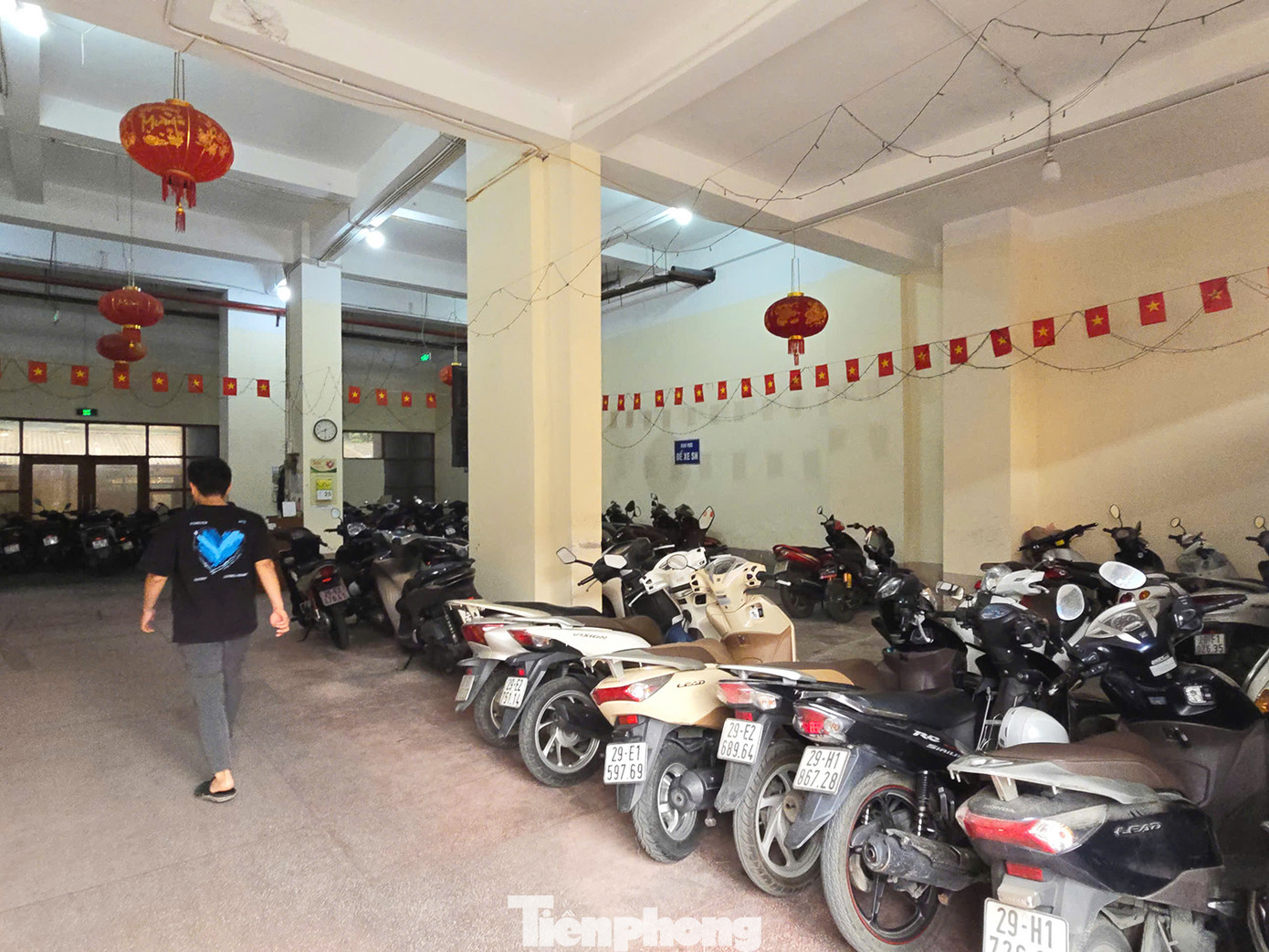 Theo ghi nhận, tòa nhà B7, B10 chung cư Kim Liên hiện đã được xây dựng khang trang, tầng 1 hiện đang làm nơi trông giữ xe máy cho cư dân. Theo ghi nhận, tòa nhà B7, B10 chung cư Kim Liên hiện đã được xây dựng khang trang, tầng 1 hiện đang làm nơi trông giữ xe máy cho cư dân.