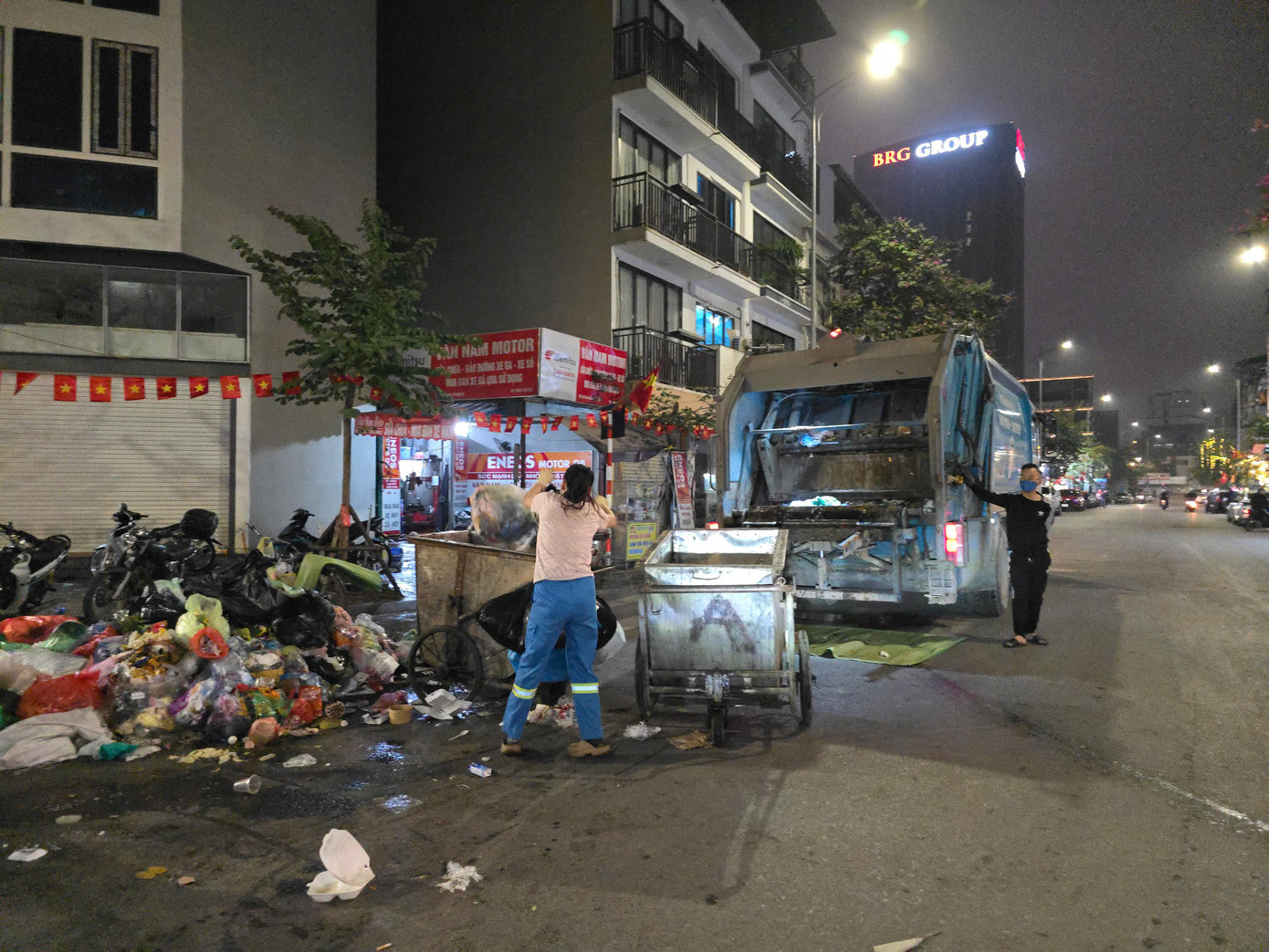 Cụ thể, Công ty Cổ phần Năng lượng Môi trường Thiên Ý Hà Nội sẽ sử dụng 1 loạt xe 3 bánh để kiểm tra định kỳ các tuyến phố (20 phút/lần), việc này sẽ đảm bảo rác vứt ra được gom ngay vào xe 3 bánh. Việc phát hiện rác sẽ được giám sát qua cả hệ thống camera tích hợp trí tuệ nhân tạo AI. Người trực tại nhà điều hành sẽ báo ngay cho lực lượng kiểm tra để thu gom rác rơi trong vòng 15 phút.