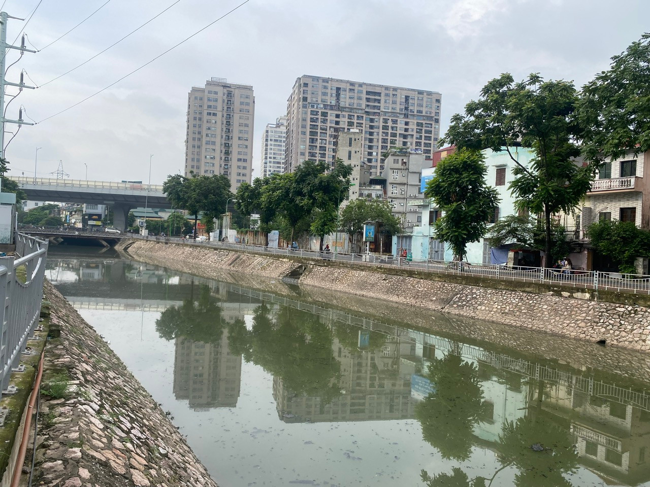 Việc rác "bủa vây" sông hồ thường xuyên diễn ra sau các trận mưa lớn được lý giải do người dân vứt rác bừa bãi, không theo quy định dẫn tới tình trạng rác dồn về các cống thoát nước rất lớn sau những trận mưa, gây tắc đường ống, dẫn tới úng ngập. "Mong người dân nâng cao ý thức, không xả rác ra đường xuống cống, sông hồ tùy tiện mà thực hiện đổ rác đúng quy định. Việc vớt, thu dọn rác thải trên sông hồ khó khăn, vất vả hơn trên đường phố rất nhiều", Đại diện Công ty TNHH MTV thoát nước Hà Nội nêu. Trong ảnh: Sau dọn dẹp, sông Tô Lịch, sông Lừ đã sạch sẽ trở lại.