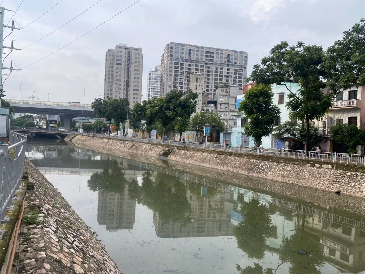 Việc rác "bủa vây" sông hồ thường xuyên diễn ra sau các trận mưa lớn được lý giải do người dân vứt rác bừa bãi, không theo quy định dẫn tới tình trạng rác dồn về các cống thoát nước rất lớn sau những trận mưa, gây tắc đường ống, dẫn tới úng ngập. "Mong người dân nâng cao ý thức, không xả rác ra đường xuống cống, sông hồ tùy tiện mà thực hiện đổ rác đúng quy định. Việc vớt, thu dọn rác thải trên sông hồ khó khăn, vất vả hơn trên đường phố rất nhiều", Đại diện Công ty TNHH MTV thoát nước Hà Nội nêu. Trong ảnh: Sau dọn dẹp, sông Tô Lịch, sông Lừ đã sạch sẽ trở lại.