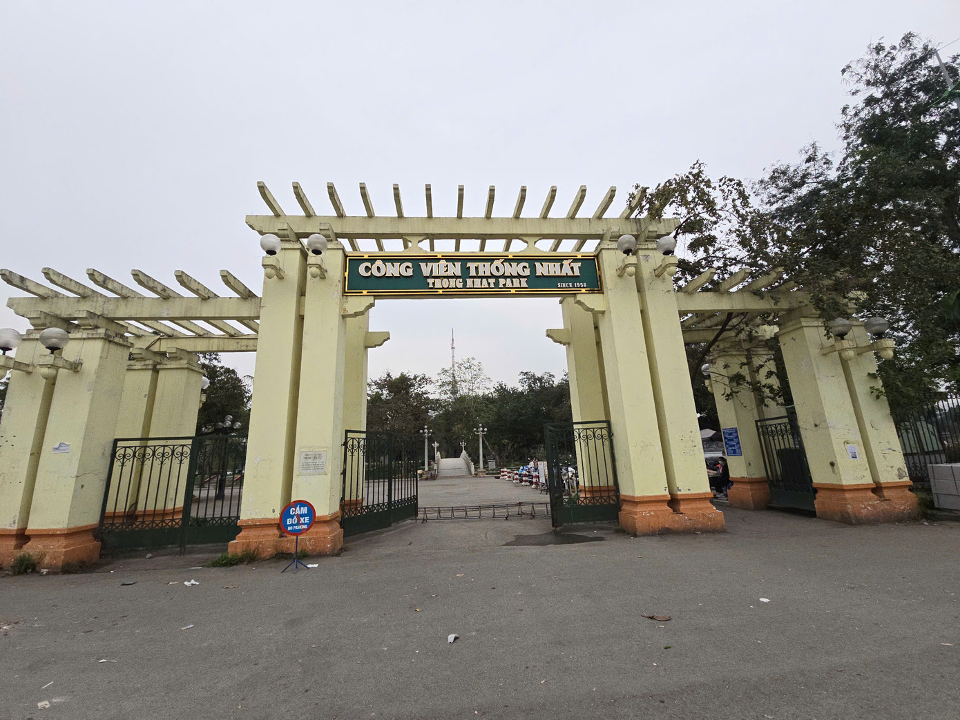 Cổng chính vào công viên trên phố Lê Duẩn cũng sẽ được sửa chữa các vị trí bong tróc lớp trát, sơn lại toàn bộ; lắp đặt hệ thống đèn chiếu sáng trang trí; trồng dải cây xanh trang trí hai bên mép cổng kết nối không gian, cảnh quan kiến trúc. Đồng thời chủ đầu tư sẽ hạ giải 2 cổng phụ và lắp đặt các thanh chắn barie lối ra vào.