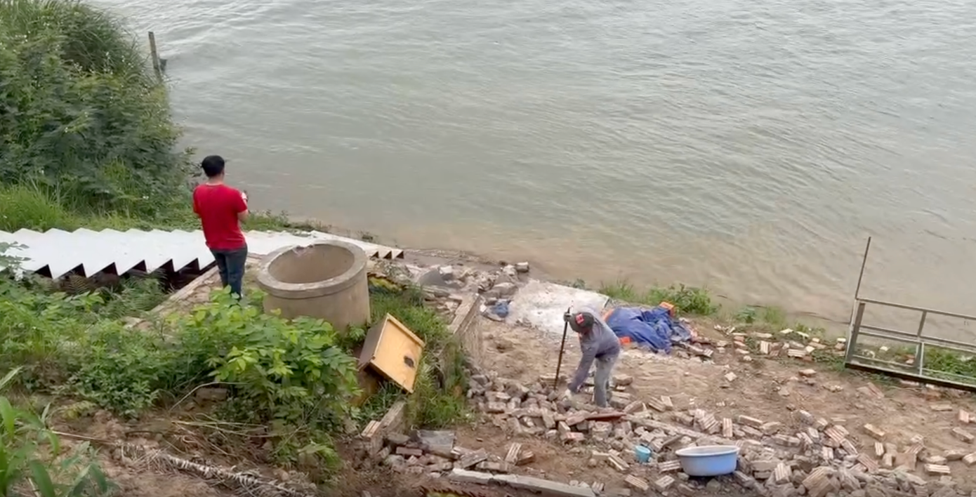 Người dân xây hàng rào, giếng nước tại khu vực ngoài bãi sông Hồng bị cơ quan chức năng quận Tây Hồ phát hiện và phá dỡ