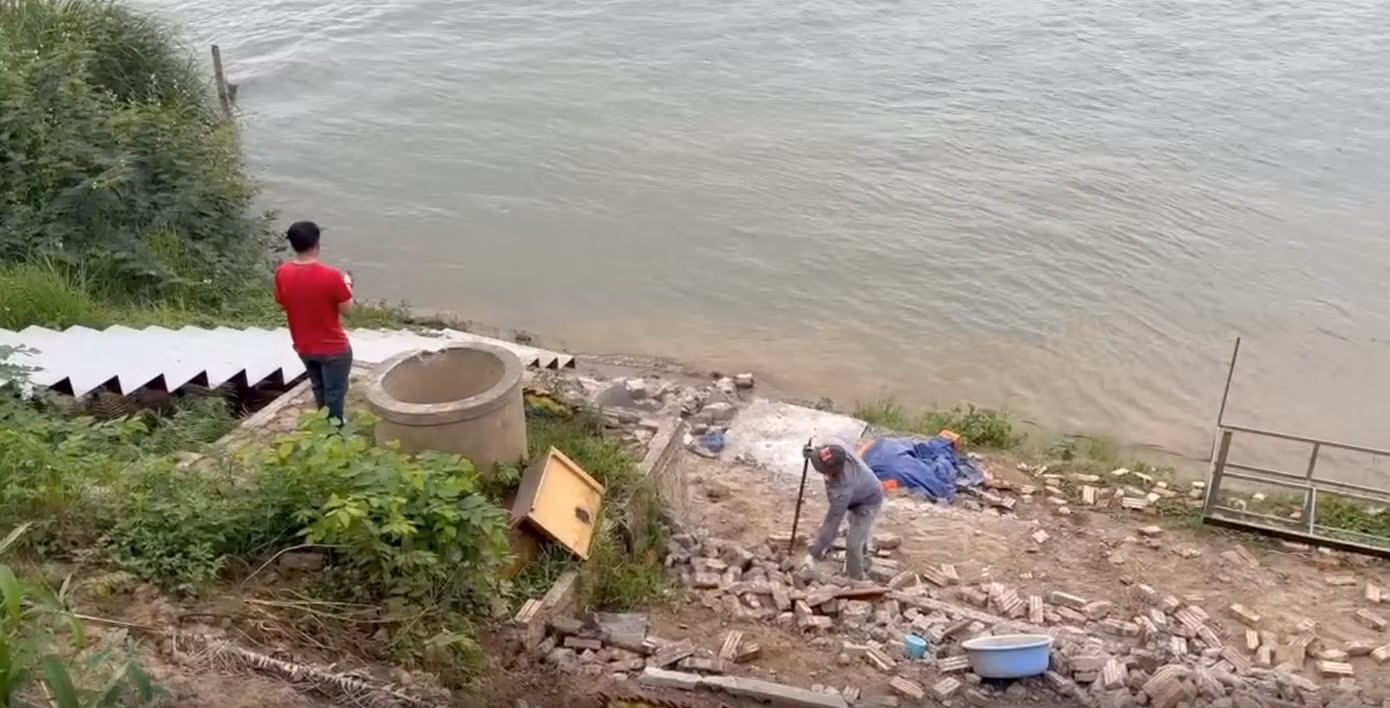 Người dân xây hàng rào, giếng nước tại khu vực ngoài bãi sông Hồng bị cơ quan chức năng quận Tây Hồ phát hiện và phá dỡ