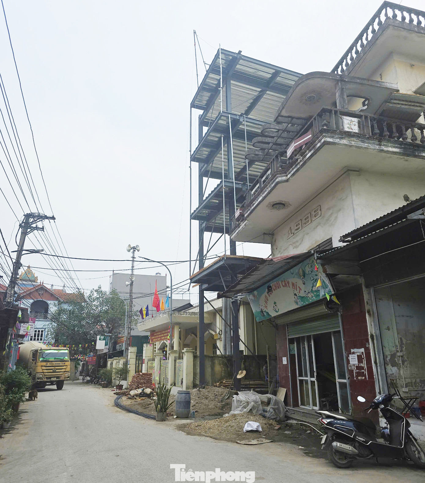 Công trình 4 tầng khung thép đang được xây dựng trên đất công lấn chiếm Công trình 4 tầng khung thép đang được xây dựng trên đất công lấn chiếm