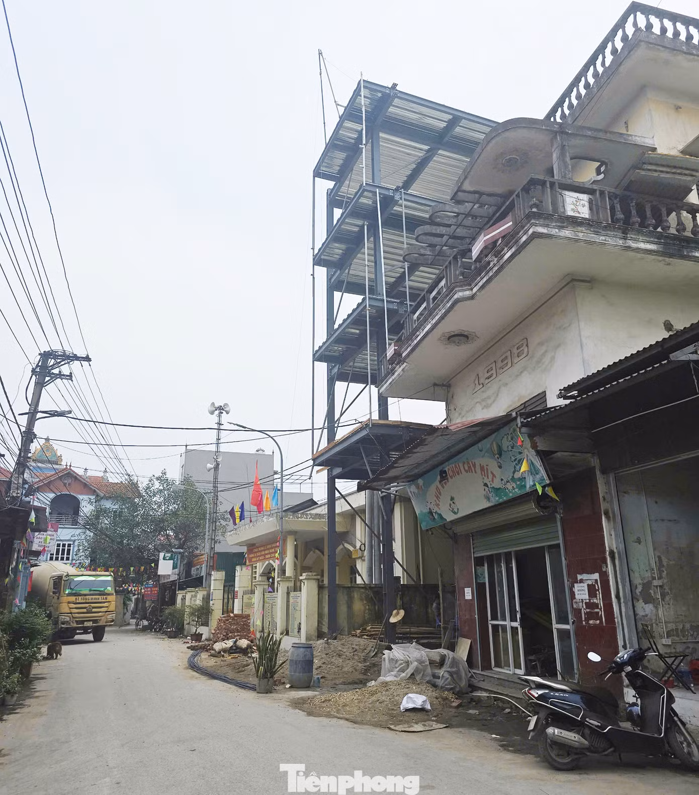 Công trình 4 tầng khung thép đang được xây dựng trên đất công lấn chiếm