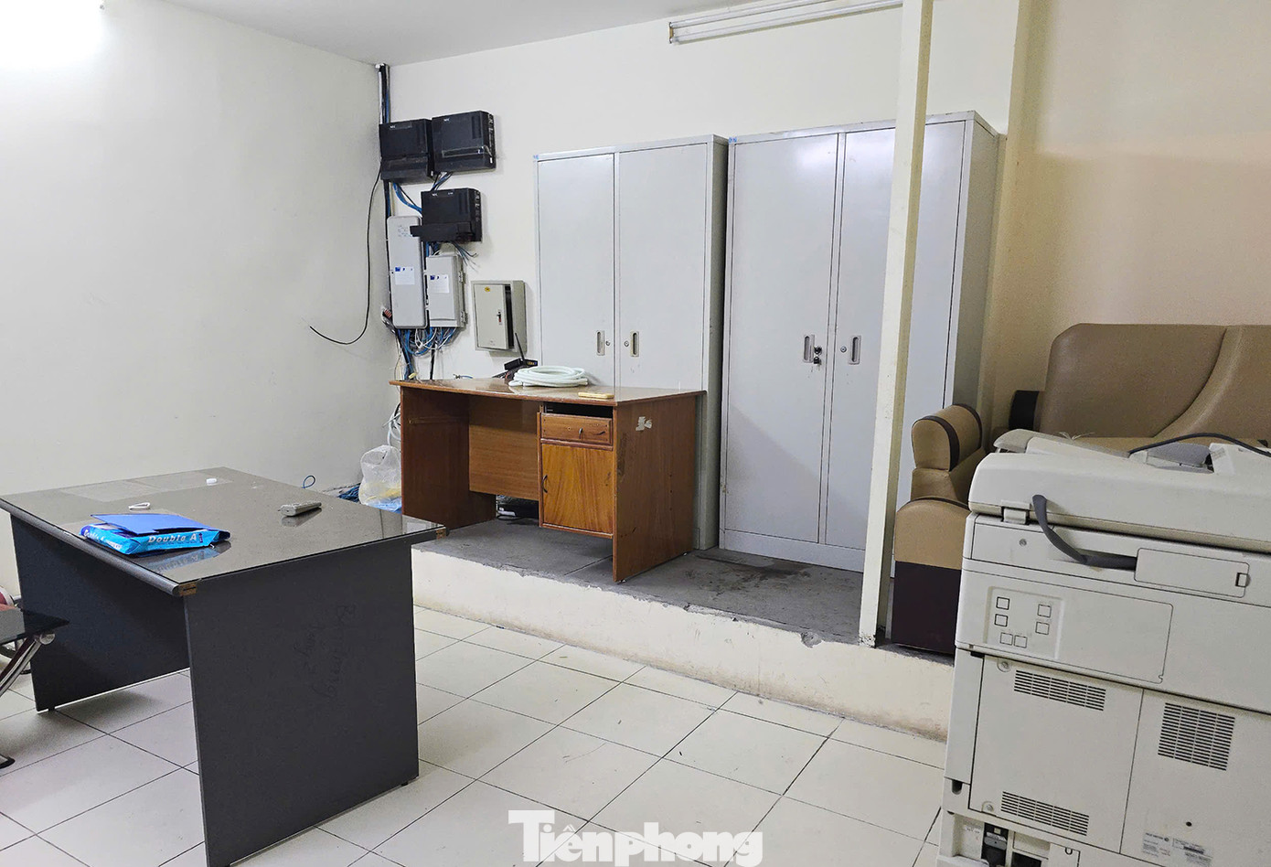 Một lãnh đạo phường Hai Bà Trưng mới cho biết, do các phường "co lại" nên trụ sở UBND phường Hai Bà Trưng mới tận dụng bàn ghế, tủ... tại trụ sở các phường cũ. Cơ bản không phải đầu tư gì về thiết bị, toàn bộ việc sửa chữa sẽ hoàn thành trước ngày 29/6 để đến ngày 30 chỉ dọn dẹp thêm. Đến ngày 1/7 chính thức bắt tay vào làm việc.