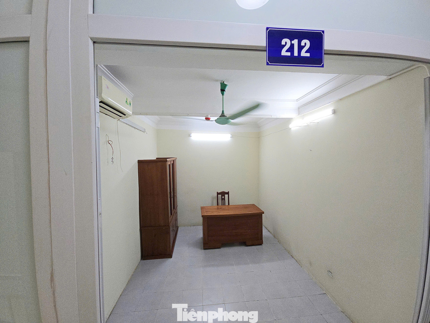 Công việc sửa sang, tu bổ được thực hiện dựa trên tiêu chí tiết kiệm hết sức có thể để đảm bảo vận hành vào ngày 1/7 tới. Trên ảnh là một phòng làm việc tại UBND phường Hai Bà Trưng mới đã cơ bản hoàn thiện.