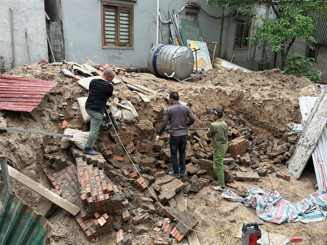 Nhiều công trình đã xây dựng tường gạch lấn chiếm bị xử lý