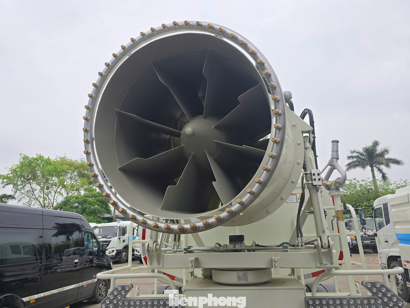 Ngoài việc hoàn thiện mạng lưới quan trắc không khí, hoàn thiện cơ sở dữ liệu về không khí... việc ứng dụng "pháo xa sương mù" để dập bụi tại các khu vực có mức độ không khí ô nhiễm cao được ưu tiên. Ngoài việc hoàn thiện mạng lưới quan trắc không khí, hoàn thiện cơ sở dữ liệu về không khí... việc ứng dụng "pháo xa sương mù" để dập bụi tại các khu vực có mức độ không khí ô nhiễm cao được ưu tiên.