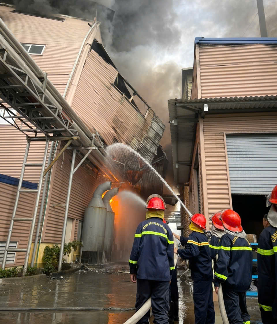 Lực lượng chức năng khống chế đám cháy. Ảnh: CAVP