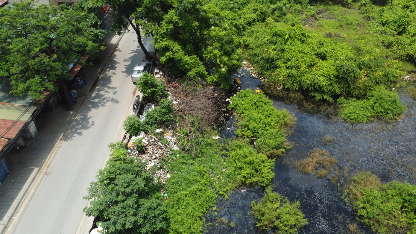 Ngày 3/7/2025, Văn phòng UBND TP Hà Nội đã ban hành Công văn số 10110/VP-NNMT về xử lý phản ánh của báo chí về tình trạng san lấp ao hồ và xây dựng nhiều công trình có dấu hiệu trái phép trên đất công, đất nông nghiệp trên địa bàn phường Định Công. Theo đó, Phó Chủ tịch UBND TP Hà Nội Nguyễn Trọng Đông yêu cầu phường Định Công phải kiểm tra, có biện pháp xử lý theo đúng quy định pháp luật và báo cáo kết quả thực hiện về UBND TP trước ngày 10/7/2025. Ngày 3/7/2025, Văn phòng UBND TP Hà Nội đã ban hành Công văn số 10110/VP-NNMT về xử lý phản ánh của báo chí về tình trạng san lấp ao hồ và xây dựng nhiều công trình có dấu hiệu trái phép trên đất công, đất nông nghiệp trên địa bàn phường Định Công. Theo đó, Phó Chủ tịch UBND TP Hà Nội Nguyễn Trọng Đông yêu cầu phường Định Công phải kiểm tra, có biện pháp xử lý theo đúng quy định pháp luật và báo cáo kết quả thực hiện về UBND TP trước ngày 10/7/2025.